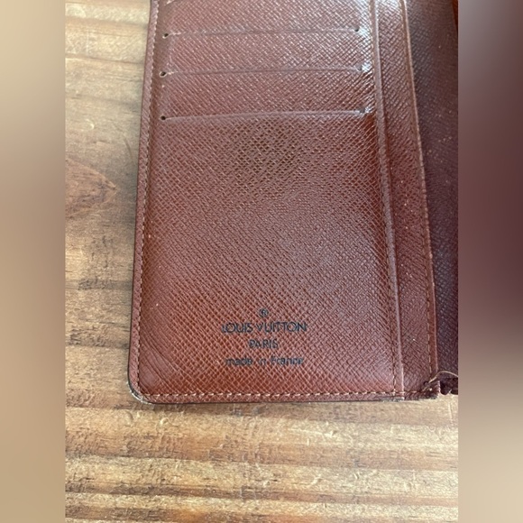 Louis Vuitton Kiss Lock Wallet - Picture 8 of 8